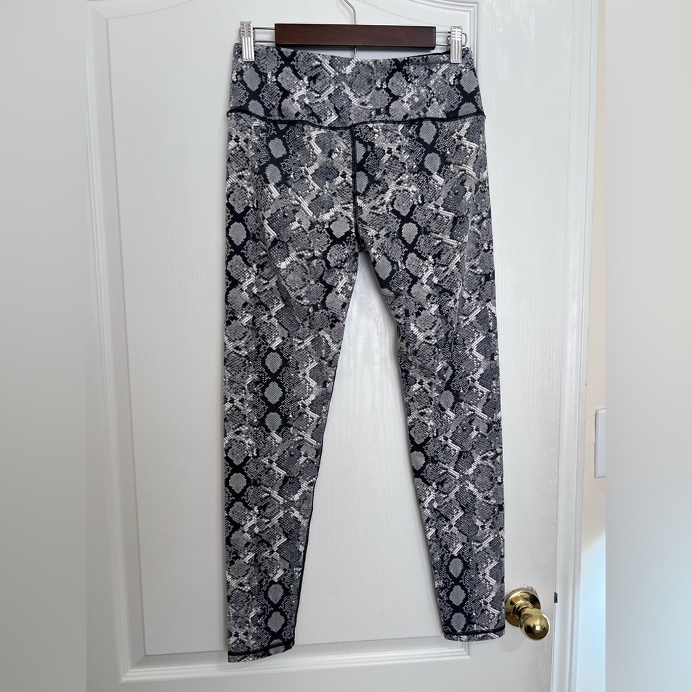 VICTORIAS SPORT Snake Print White Gray Knockout
Workout Tight Leggings Size M - Picture 3 of 8